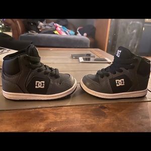 New infant DC shoes sz 5c